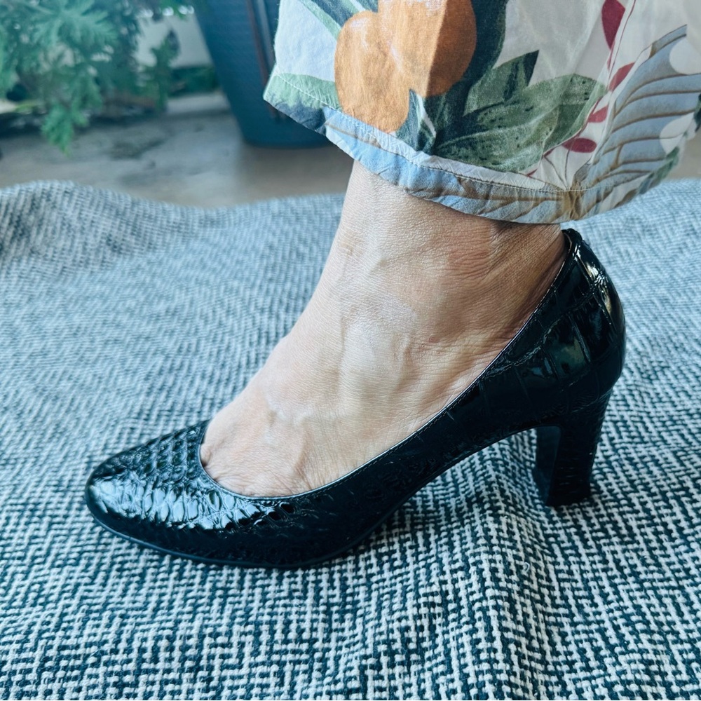 NINE WEST Elegant Black Croc Embossed Shoes Pumps Sz 7.5 Women's 2-1/2” Heels